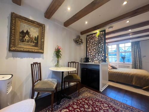 Ένα ή περισσότερα κρεβάτια σε δωμάτιο στο The Enlightened House Luxury Suites