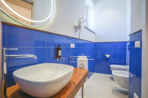 Un baño de Cafè Latino Suites
