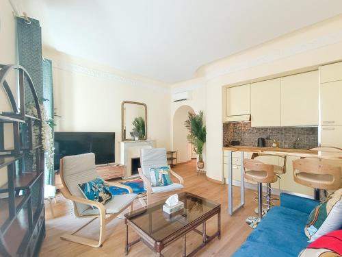 - un salon avec un canapé et une table dans l'établissement France 66 4 Pers AC WiFi, à Nice