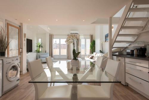 une cuisine et une salle à manger avec une table et des chaises en verre dans l'établissement Duplex Cannes plein Centre, Zone Piétonne, 2 Chambres, à Cannes