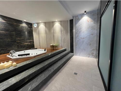 a bathroom with a bath tub and a sink at Moderno y Cómodo Departamento en zona estratégica in Santa Cruz de la Sierra