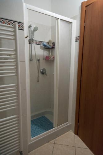 a shower with a glass door in a bathroom at Casa Tiziana con ampio patio e parcheggio riservato in Albenga