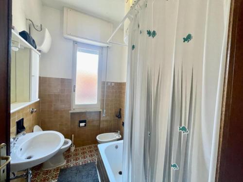 een badkamer met een wastafel, een toilet en een douche bij Petit Bijou a Finale Ligure in Finale Ligure