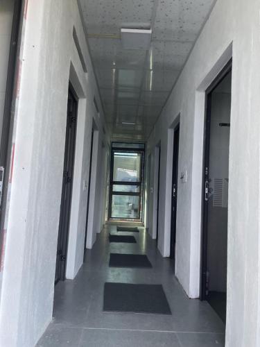 an empty hallway of an office building with a hallway at Homestay Chân Mây Chiêu Lầu Thi in Hoàng Su Phì