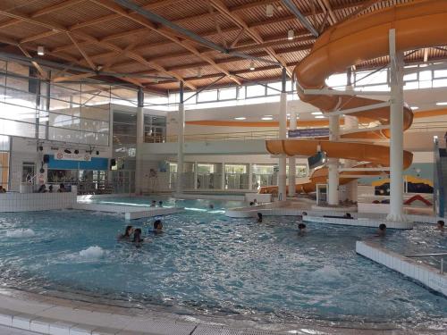 una gran piscina cubierta con gente en el agua en Jolie charentaise dans la campagne de saintonge, en Saint-Mandé-sur-Brédoire