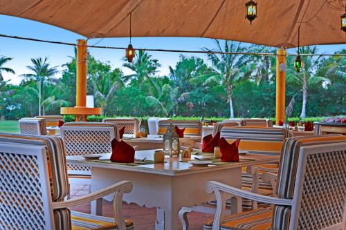 Al Nahda Resort & Spa 레스토랑 또는 맛집