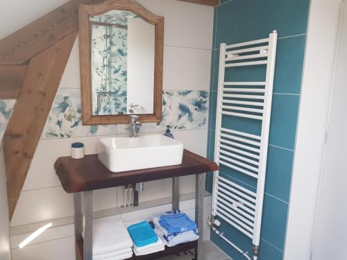 a bathroom with a sink and a mirror at Le moulin de la Chaîrâ 