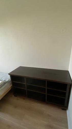 レイキャビクにあるAn apartment in which a room is rented out Jörfabakki 109 Reykjavíkの部屋の隅にある黒いドレッサー