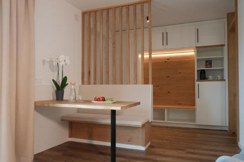 Il comprend une petite cuisine équipée d'une table et d'un réfrigérateur. dans l'établissement Keuschengut, à Oberaichwald