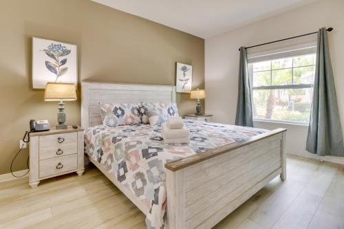 - une chambre avec un grand lit et une fenêtre dans l'établissement New Home Close To Disney Bliss!, à Kissimmee