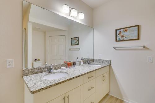 La salle de bains est pourvue d'un lavabo et d'un grand miroir. dans l'établissement New Home Close To Disney Bliss!, à Kissimmee