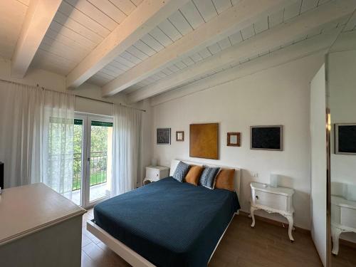 1 dormitorio con cama y ventana grande en Lodi House, en Milán