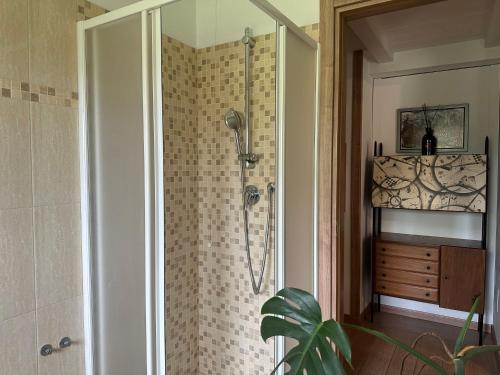 una doccia con porta in vetro in bagno di Lodi House a Milano