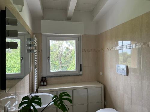 ミラノにあるLodi Houseのバスルーム(洗面台2台、窓付)