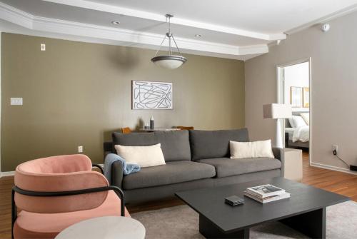 Beverly Hills 1br w gym pool nr bars shops LAX-1119