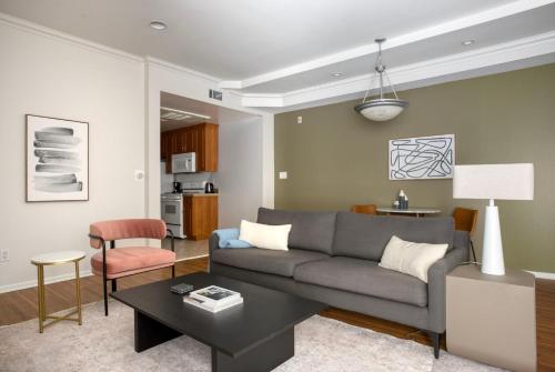 Beverly Hills 1br w gym pool nr bars shops LAX-1119