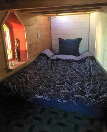- une chambre avec un lit dans une petite maison dans l'établissement La Petite Maison du hÊtre, à Brassac