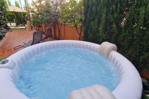 duży basen z wanną z hydromasażem na podwórku w obiekcie 'Rincón exquisito' junto al mar w mieście Moncófar