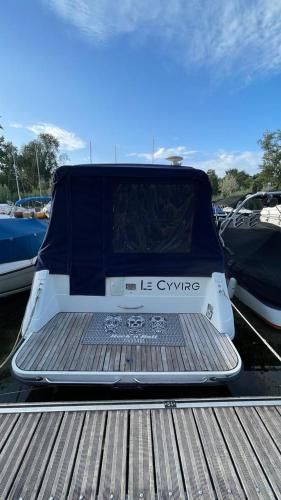 una parte trasera de un coche con el baúl abierto en Le Cyvirg en Viviers-du-Lac