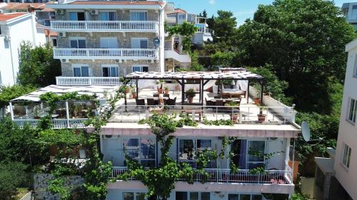 ein Apartmenthaus mit einem Garten auf dem Dach in der Unterkunft Sun Apartments in Ulcinj