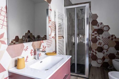 uma casa de banho com um lavatório, um WC e um espelho. em Domo Orise Alloggio in pieno centro em Orosei