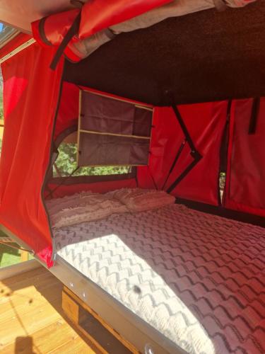 科赫姆的住宿－Dachzelt Cochem，红色帐篷,里面配有一张床