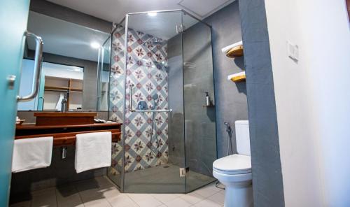 Bilik mandi di DACO Hotel