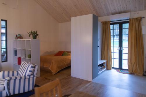 1 dormitorio con 1 cama, mesa y sillas en The Studio en Skellefteå