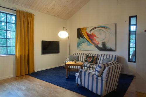 uma sala de estar com um sofá e uma mesa em The Studio em Skelleftea