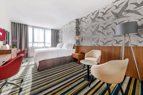 En eller flere senge i et værelse på Leonardo Royal Hotel Warsaw