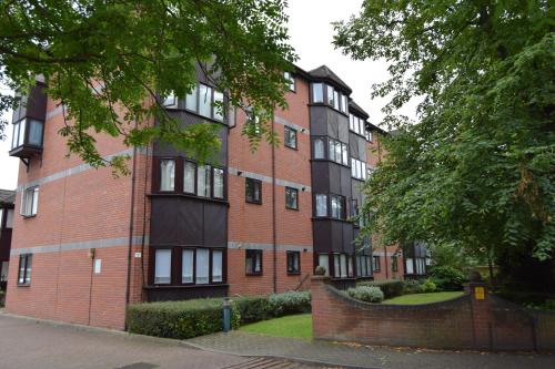 an apartment building with a red brick at Spacious flat with free parking in Croydon in Croydon