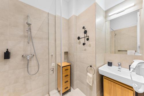 een badkamer met een douche en een wastafel bij Vienna Chic Residences #Suite 2 in Wenen