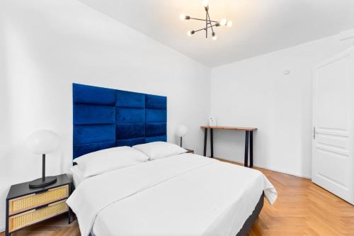 En eller flere senger på et rom på Vienna Chic Residences #Suite 2