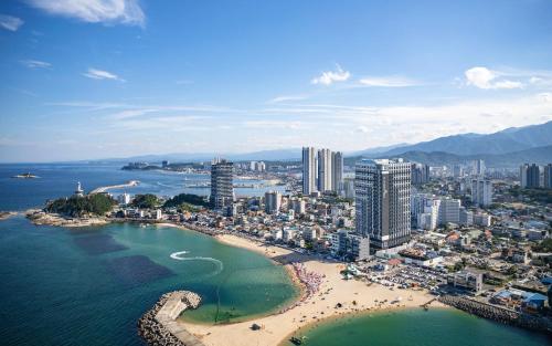 eine Luftblick auf eine Stadt mit Strand in der Unterkunft Urbanstay Sokcho Deungdae Beach in Sokcho