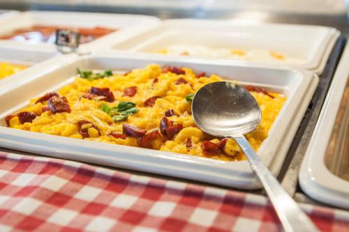 アパートメントの敷地内または近くでの食事または食べ物
