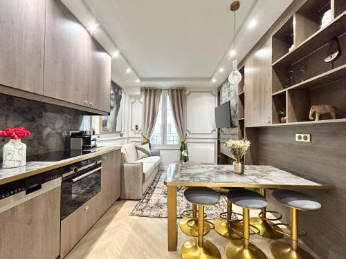 uma cozinha com mesa e cadeiras num quarto em Luxury 2 Bedroom - Notre Dame em Paris