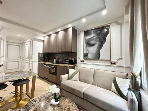 uma sala de estar com um sofá e uma cozinha em Luxury 2 Bedroom - Notre Dame em Paris