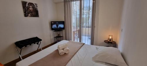 une chambre avec un lit avec deux serviettes dessus dans l'établissement Vieux Port One Bedroom Apartment A05, à Cannes