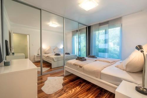 una camera con un grande letto e uno specchio di Luxus Apartment in bester Lage a Brema