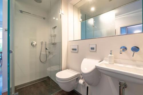 a bathroom with a toilet and a sink and a shower at Luxus Apartment in bester Lage in Bremen