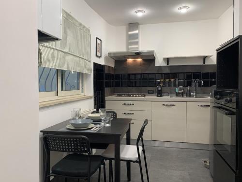 cocina con mesa y sillas en "CITY CENTER 10Stars"- Casetta Matteotti- Feel like HOME, en Civitavecchia