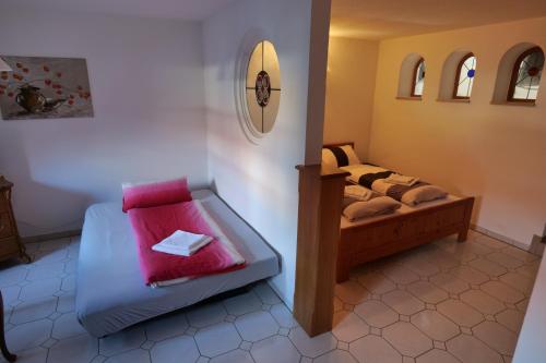 Zimmer mit einem Bett und einer Bank mit einem Spiegel in der Unterkunft Ferienwohnung Baier in Bad Griesbach