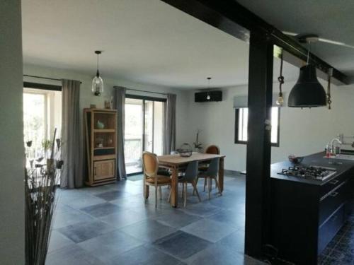 Gallery image of Villa-piscine privative en Haute Provence in Oraison