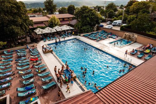 Green Garden Resort في Odobeşti: اطلالة علوية على مسبح فيه ناس