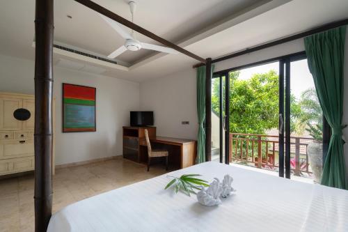 1 dormitorio con cama, escritorio y ventana en Villa Baan Saitara, en Lamai
