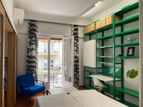 une chambre avec un lit, un bureau et une chaise dans l'établissement AiR White Tower Apartment, à Thessalonique