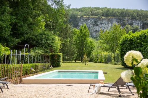 a swimming pool in the yard of a house at Le Moulin de la Maison des Templiers in Saint-Cernin-de-Larche
