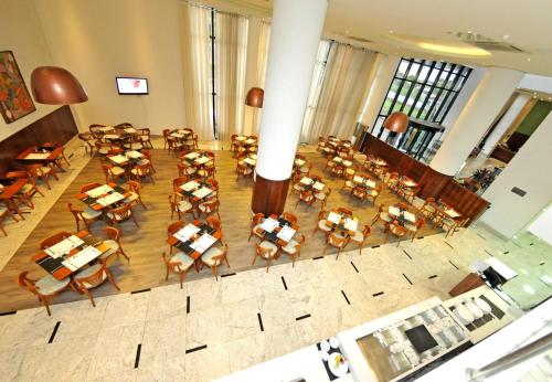 an overhead view of a dining room with tables and chairs at Hotel Inter Cuiaba in Cuiabá