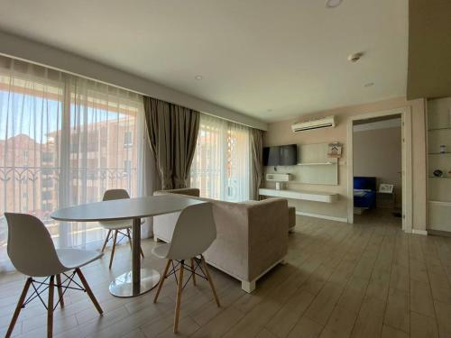een woonkamer met een tafel, stoelen en een bank bij ΛPΛRTMENTS in Seven Seas condo in Jomtien Beach