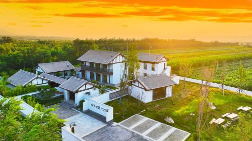 uma vista aérea de uma casa num campo em Yuncheng Yunxi Furusato-Banma Resort em Yuncheng